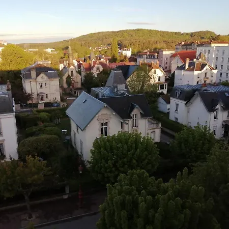 Joli Dans Un Ancien Du Xix Siecle - Proche Toutes Commodites - Thermes Et Parc Apartamento